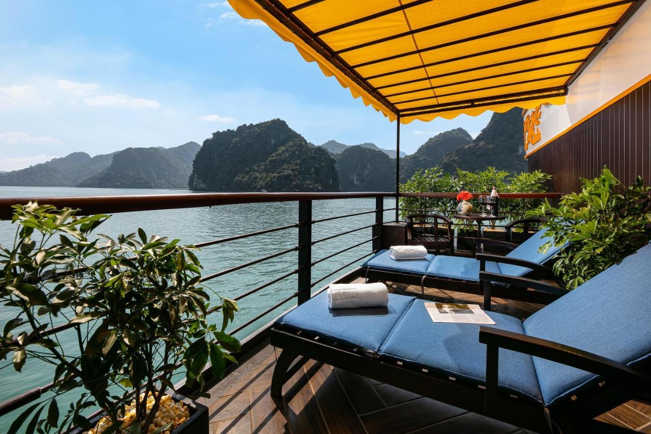 Nostalgia Halong Cruise Hotel Ha Long Exterior photo